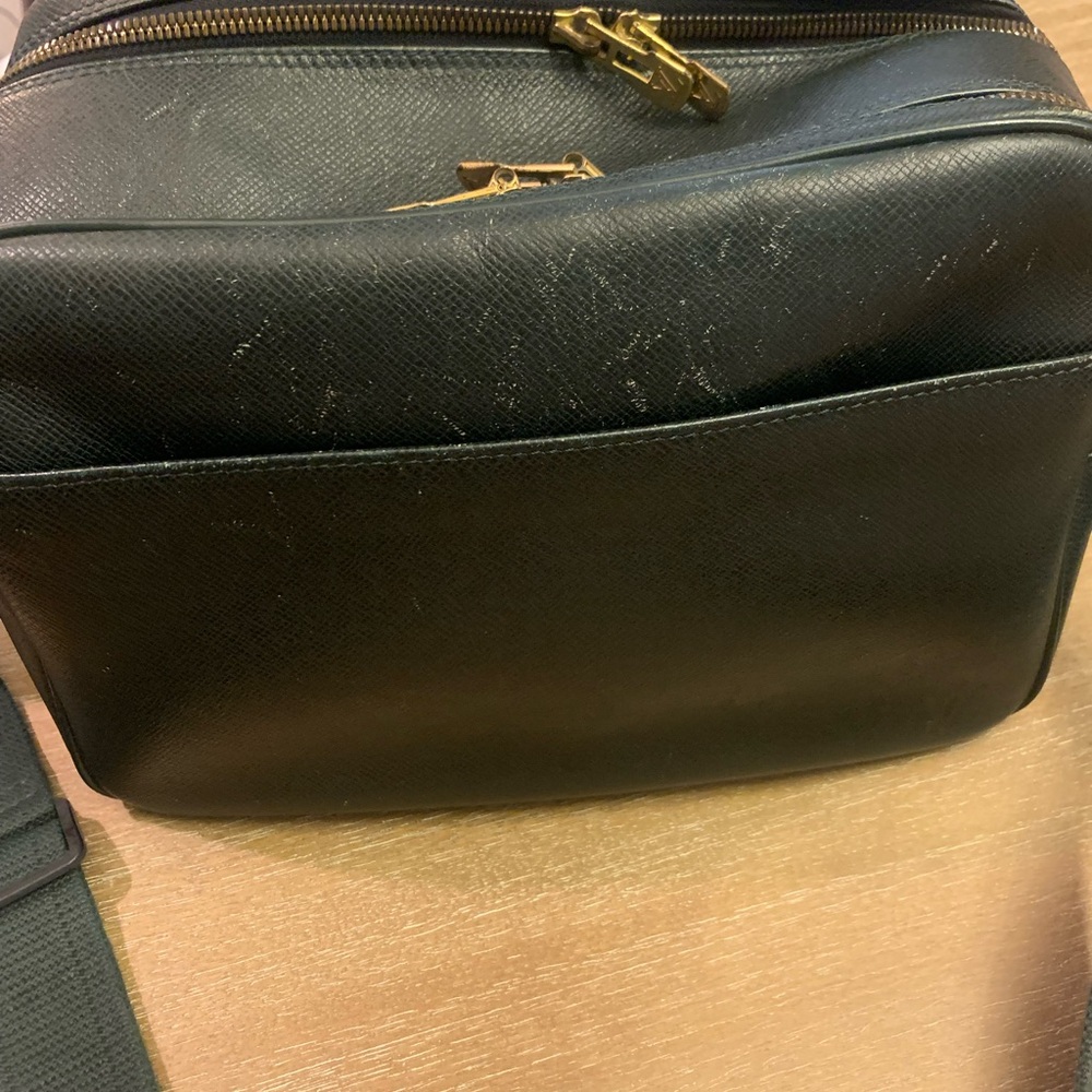 Louis Vuitton Taiga Reporter, messenger-bag, in the color green - Picture 7 of 16